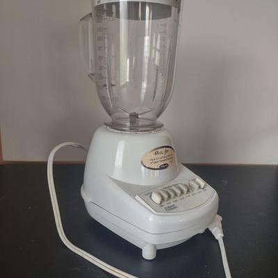 LOT 111K: Corn Popper and Blender