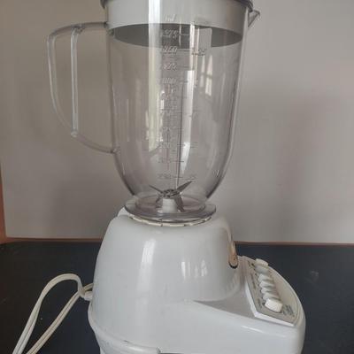 LOT 111K: Corn Popper and Blender