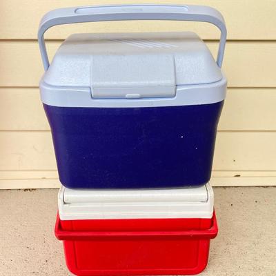 LOT 123G: Outdoor Portable Chairs with Pair of Small Coolers (Coleman and Rubbermaid)