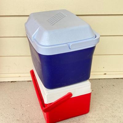 LOT 123G: Outdoor Portable Chairs with Pair of Small Coolers (Coleman and Rubbermaid)