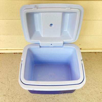 LOT 123G: Outdoor Portable Chairs with Pair of Small Coolers (Coleman and Rubbermaid)