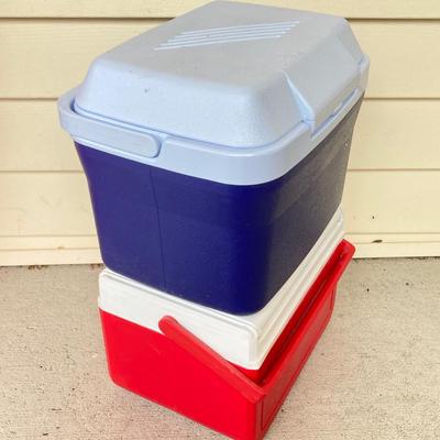 LOT 123G: Outdoor Portable Chairs with Pair of Small Coolers (Coleman and Rubbermaid)