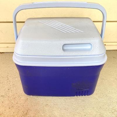 LOT 123G: Outdoor Portable Chairs with Pair of Small Coolers (Coleman and Rubbermaid)