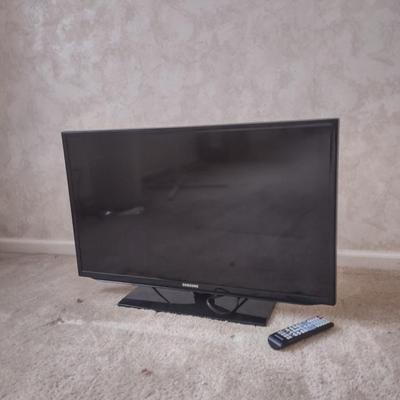 LOT 167: 27.5 in Samsung TV ( Audio Not Tested but Powers On)