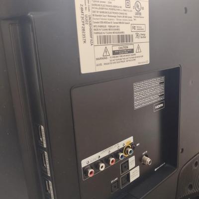 LOT 167: 27.5 in Samsung TV ( Audio Not Tested but Powers On)