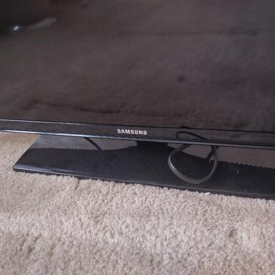 LOT 167: 27.5 in Samsung TV ( Audio Not Tested but Powers On)