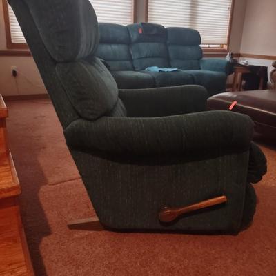 LOT 168B: Lazboy Recliner (W-32 in, D-31.5, H 39.5)