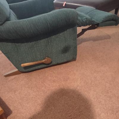 LOT 168B: Lazboy Recliner (W-32 in, D-31.5, H 39.5)