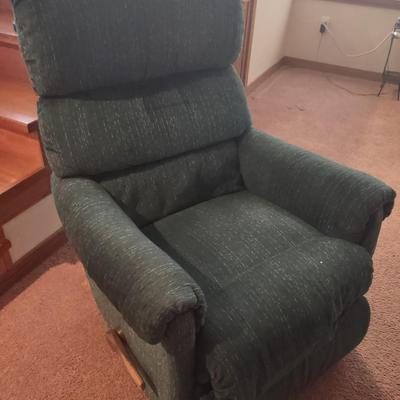 LOT 168B: Lazboy Recliner (W-32 in, D-31.5, H 39.5)