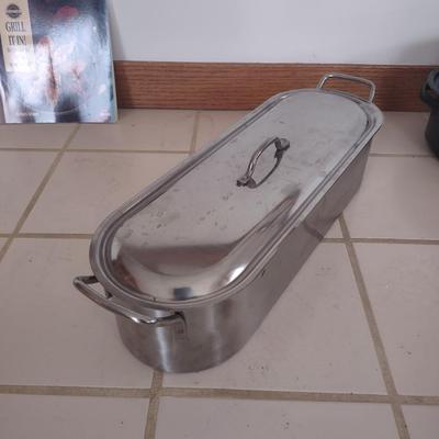 LOT 179L: Assorted Cooking Tools (Disposable Grill Topper, Omelet Pan, Grilling Cookbook, Grill Tools, Stove Top Grill, Turkey Pot)