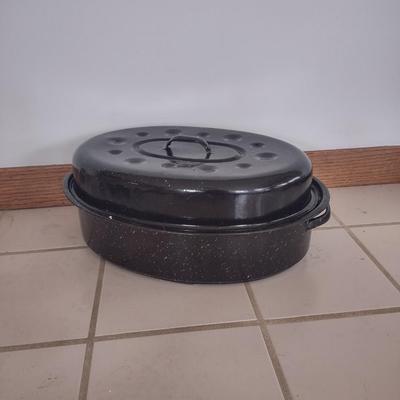 LOT 179L: Assorted Cooking Tools (Disposable Grill Topper, Omelet Pan, Grilling Cookbook, Grill Tools, Stove Top Grill, Turkey Pot)