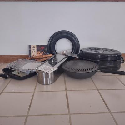 LOT 179L: Assorted Cooking Tools (Disposable Grill Topper, Omelet Pan, Grilling Cookbook, Grill Tools, Stove Top Grill, Turkey Pot)