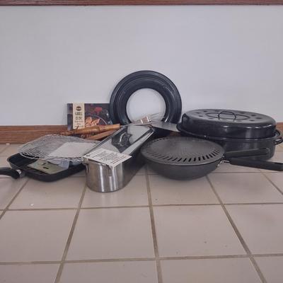 LOT 179L: Assorted Cooking Tools (Disposable Grill Topper, Omelet Pan, Grilling Cookbook, Grill Tools, Stove Top Grill, Turkey Pot)