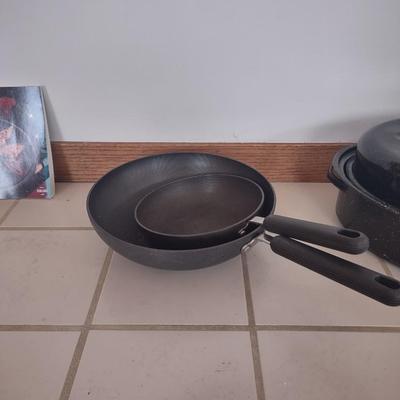 LOT 179L: Assorted Cooking Tools (Disposable Grill Topper, Omelet Pan, Grilling Cookbook, Grill Tools, Stove Top Grill, Turkey Pot)