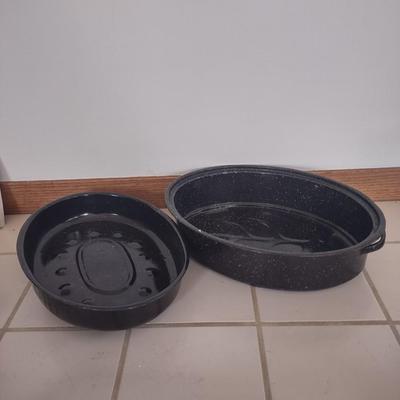 LOT 179L: Assorted Cooking Tools (Disposable Grill Topper, Omelet Pan, Grilling Cookbook, Grill Tools, Stove Top Grill, Turkey Pot)