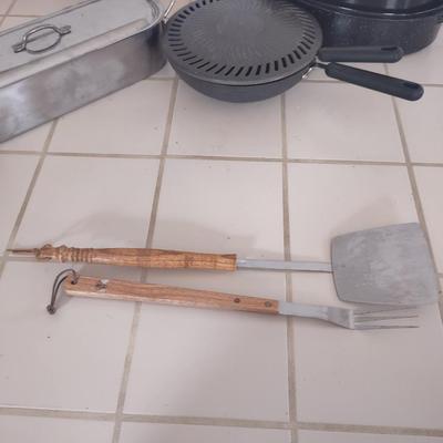 LOT 179L: Assorted Cooking Tools (Disposable Grill Topper, Omelet Pan, Grilling Cookbook, Grill Tools, Stove Top Grill, Turkey Pot)