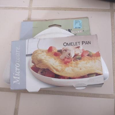 LOT 179L: Assorted Cooking Tools (Disposable Grill Topper, Omelet Pan, Grilling Cookbook, Grill Tools, Stove Top Grill, Turkey Pot)