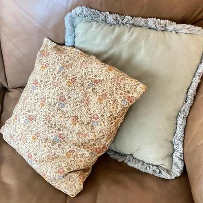 LOT 207B: Collection of Accent / Throw Pillows