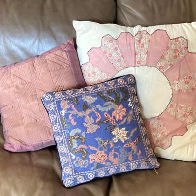 LOT 207B: Collection of Accent / Throw Pillows