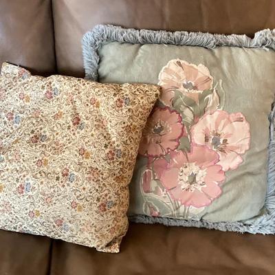 LOT 207B: Collection of Accent / Throw Pillows