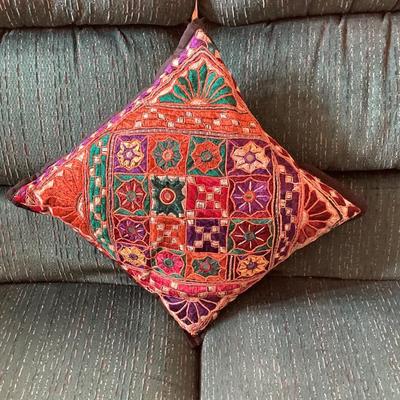 LOT 207B: Collection of Accent / Throw Pillows