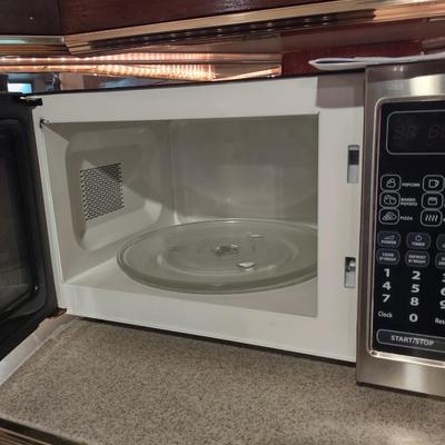 LOT 235B: Westinghouse Microwave Oven