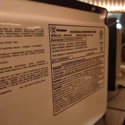 LOT 235B: Westinghouse Microwave Oven