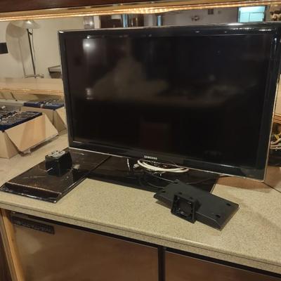 LOT 236B: Samsung TV with Mounts (Turns On but Audio not Tested)