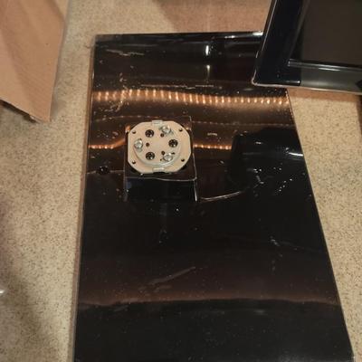 LOT 236B: Samsung TV with Mounts (Turns On but Audio not Tested)