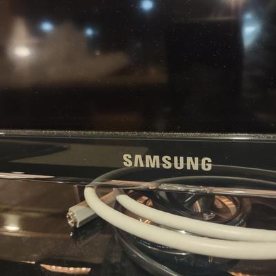 LOT 236B: Samsung TV with Mounts (Turns On but Audio not Tested)