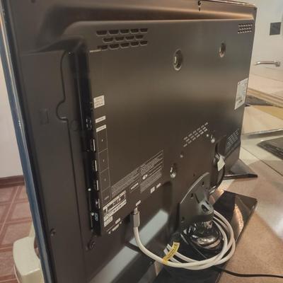 LOT 236B: Samsung TV with Mounts (Turns On but Audio not Tested)