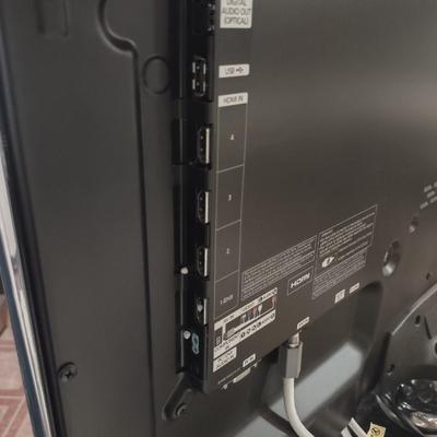 LOT 236B: Samsung TV with Mounts (Turns On but Audio not Tested)