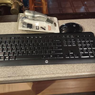LOT 239B: Bluetooth Keyboard, Mouse and Mini Computer Vaccuum