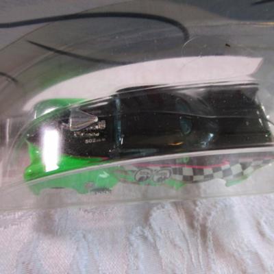 2 Hot Wheels cars