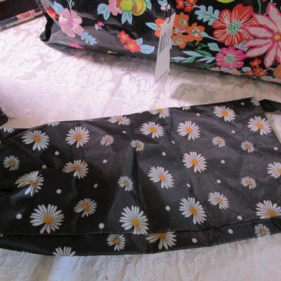 Like New 2 Vera Bradley reusable shopping bags & 3 other shopping bags