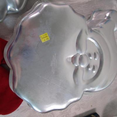 2 Christmas cake pans & Christmas 2 hot pads