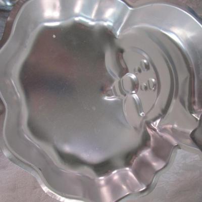 2 Christmas cake pans & Christmas 2 hot pads