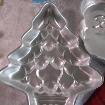2 Christmas cake pans & Christmas 2 hot pads