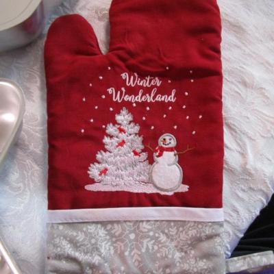 2 Christmas cake pans & Christmas 2 hot pads