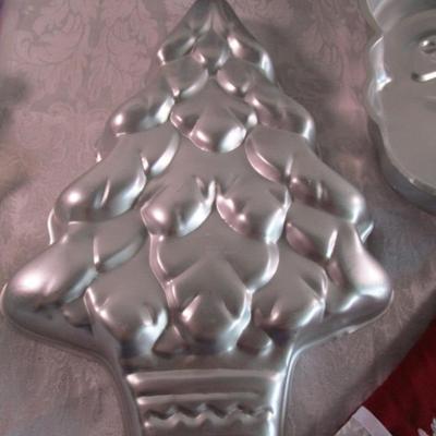 2 Christmas cake pans & Christmas 2 hot pads