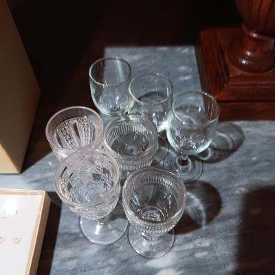 CRYSTAL AND ANTIQUE STEMMED GLASSES, GLASS JEWELS AND A WINE COOLER