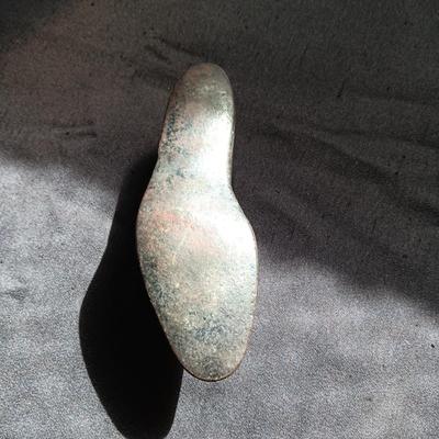 GRIZZLY CAST IRON SHOE FORM AND AN OLD ANIMAL TRAP