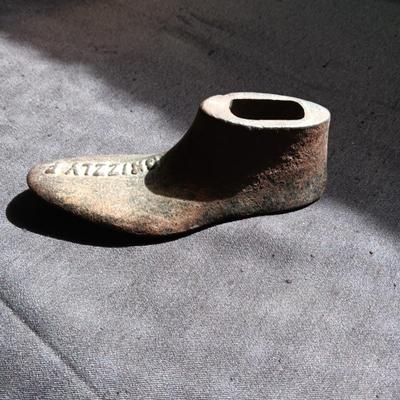 GRIZZLY CAST IRON SHOE FORM AND AN OLD ANIMAL TRAP