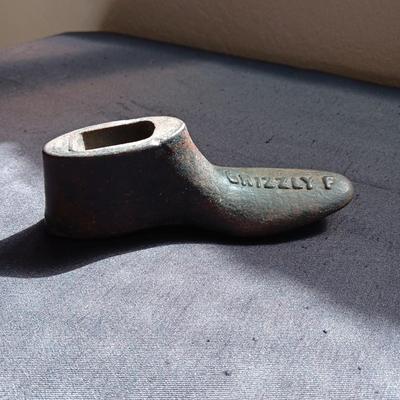 GRIZZLY CAST IRON SHOE FORM AND AN OLD ANIMAL TRAP