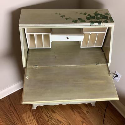 M532 Ivy Hand-Painted Slant Top Dresser