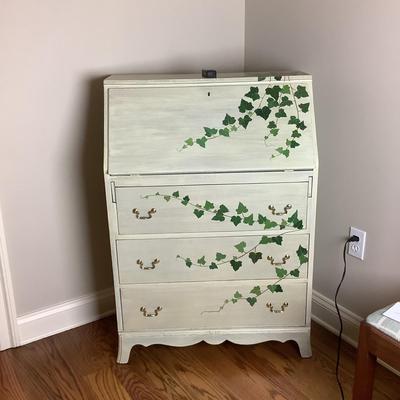 M532 Ivy Hand-Painted Slant Top Dresser