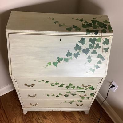 M532 Ivy Hand-Painted Slant Top Dresser