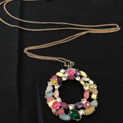 Super cute, rhinestone pendant, gold tone, chain necklace