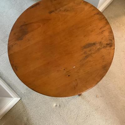 UBR544 Vintage Round Wooden Side Table with Scalloped Apron
