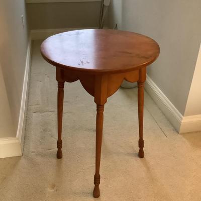 UBR544 Vintage Round Wooden Side Table with Scalloped Apron